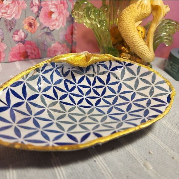 DECOUPAGE CLAM SHELL DECOUPAGE BLUE PATTERN CLAM SHELL TRINKET DISH - Picture 5 of 8